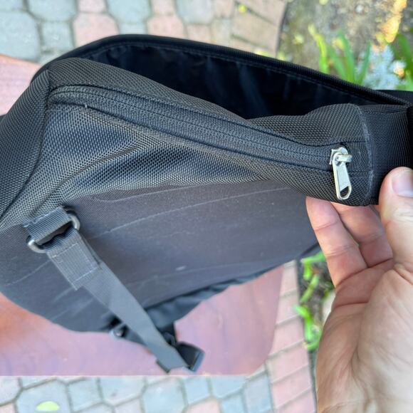 The North Face Messenger Bag Black 17x15x5 6 Pockets Computer Sleeve - Picture 4 of 10